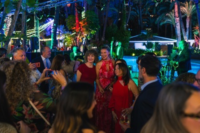 un grupo de personas están bailando en una fiesta - 