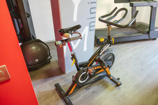 un gimnasio con mancuernas y una cinta de correr