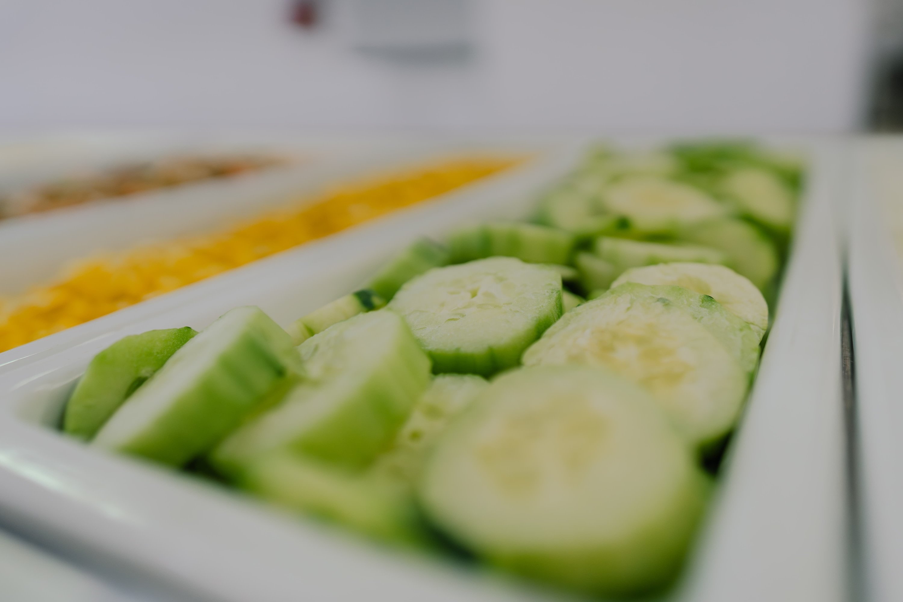 un primer plano de un plato de pepinos en rodajas