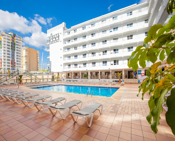 Hotel Fiestapark: Piscina e espreguiçadeiras, perfeito para estadias corporativas.