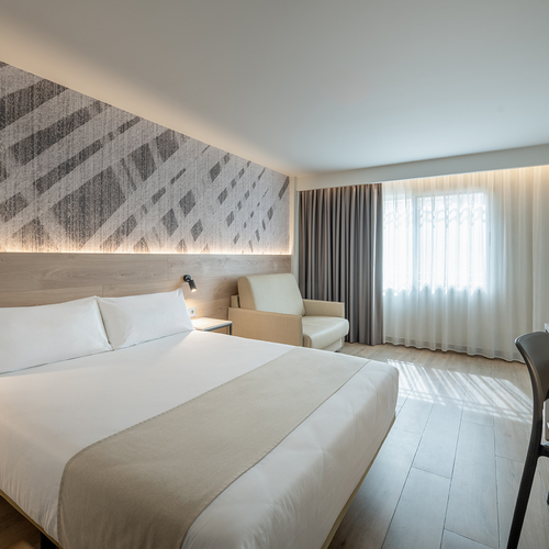 una habitación de hotel con una cama y una silla