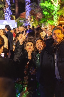un grupo de personas posando para una foto en una fiesta - 