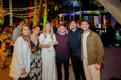 un grupo de personas posando para una foto en una fiesta - 