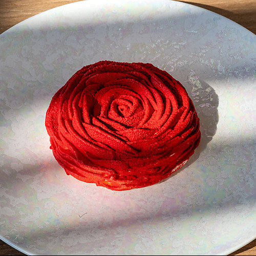 Pastelera roja con Port Hotels: Corporativa en forma de rosa sobre plato blanco perlado