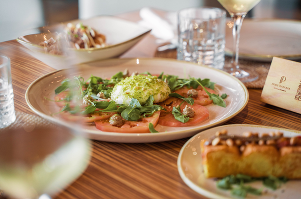 un restaurante lleno de mesas y sillas con un suelo de mármol