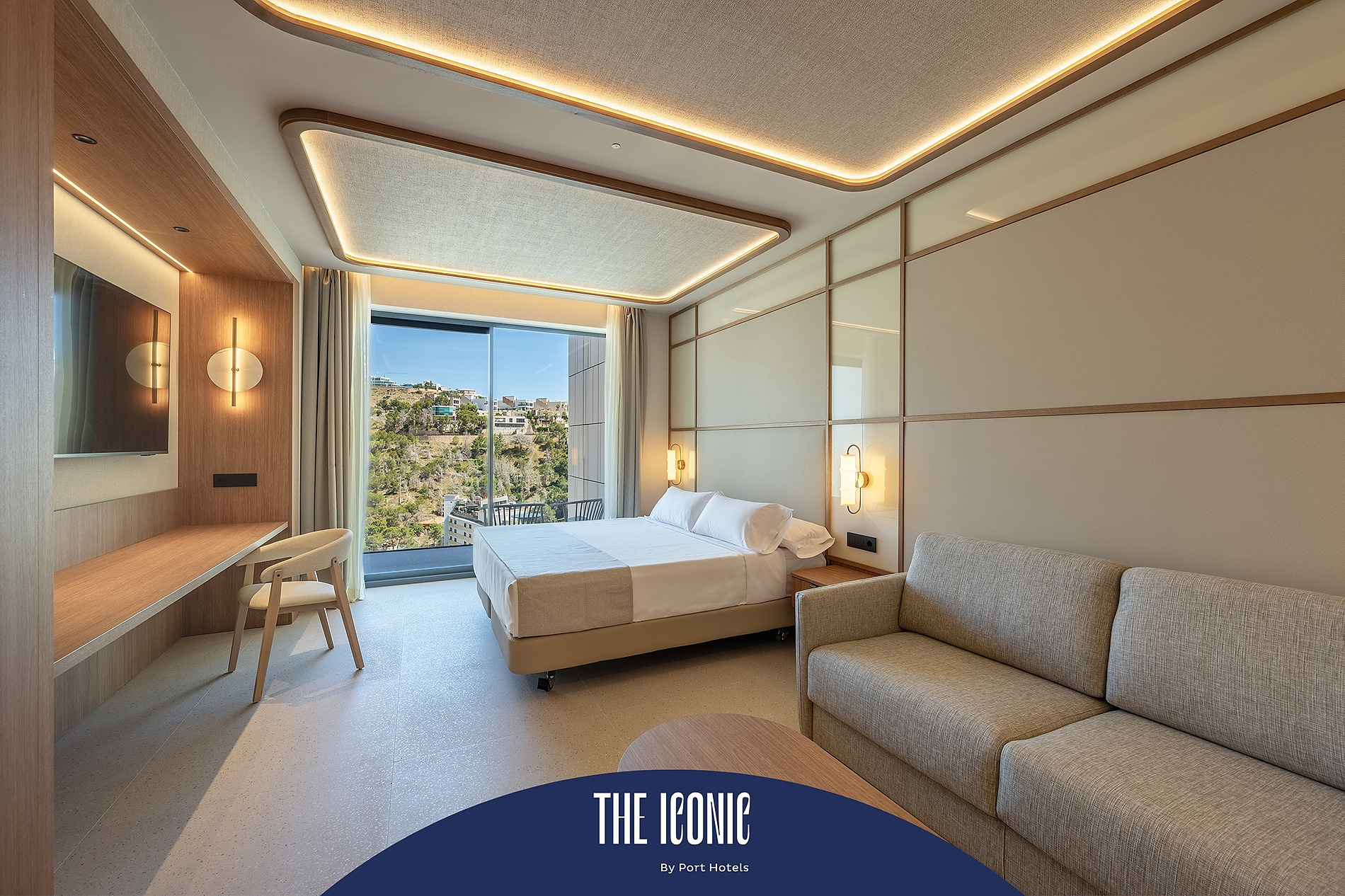 Habitación de hotel moderno en Port Hotels: Corporativa, con vistas al mar y balcón.