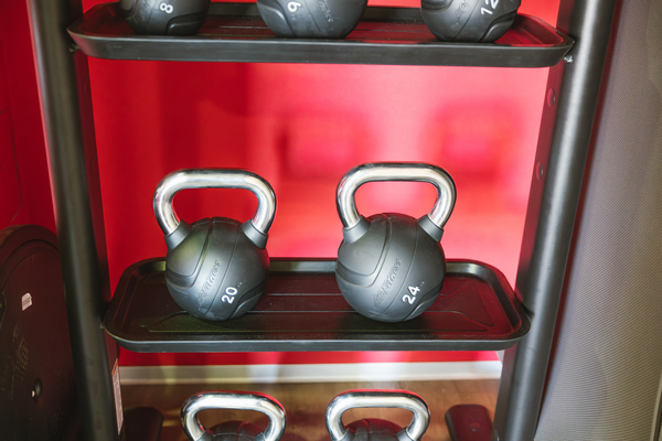 un gimnasio con mancuernas y una cinta de correr
