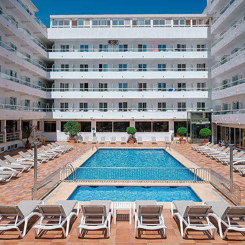 Port Hotels: Corporativa: Piscina e espreguiçadeiras em hotel moderno com vista para o pátio.