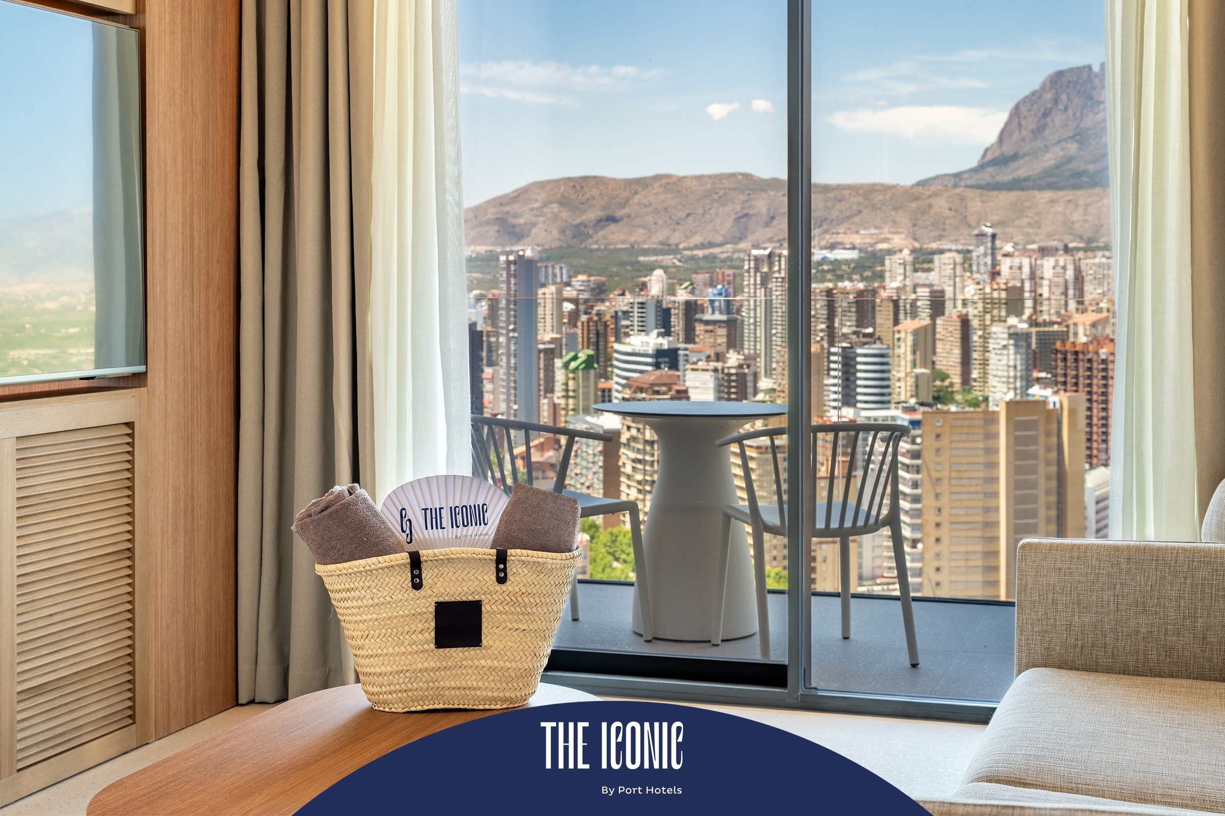 Habitación con vista a la ciudad y toallas en cesta. Port Hotels: Corporativa