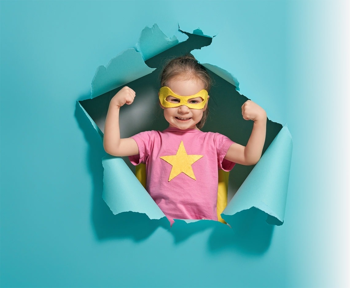 una niña con una camisa rosa y una estrella amarilla en el pecho