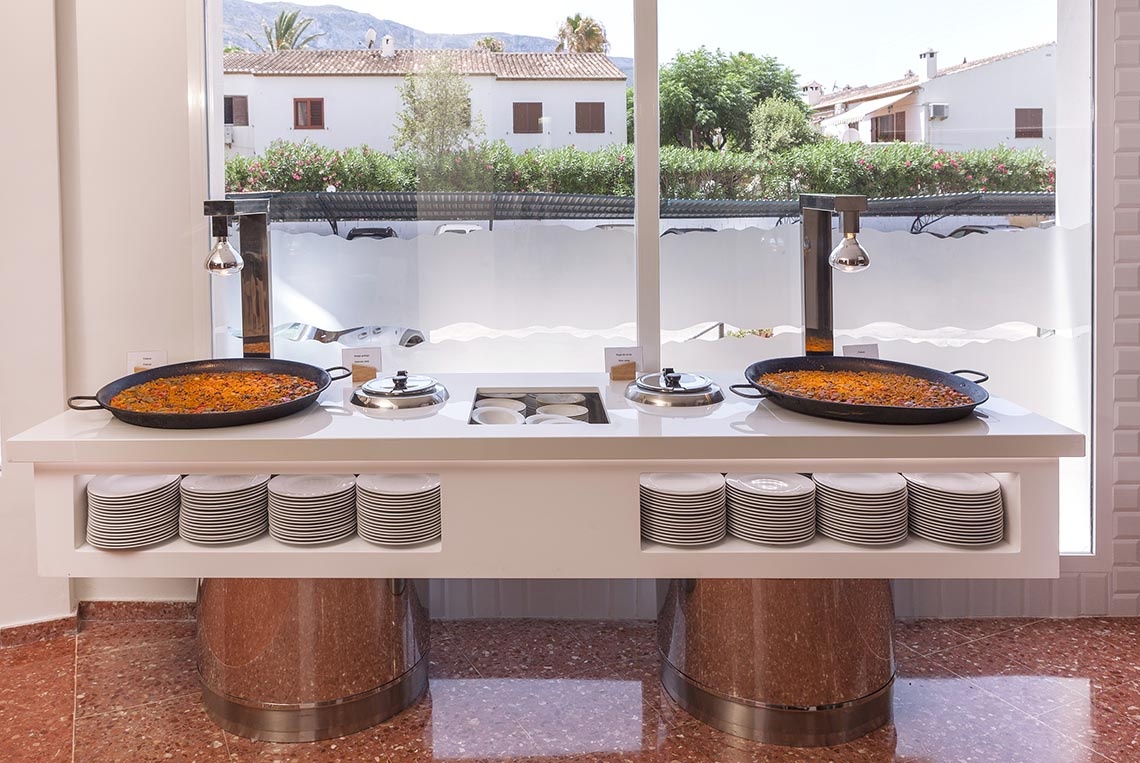 Port Hotels: Buffet com paella e pratos, ideal para eventos corporativos.