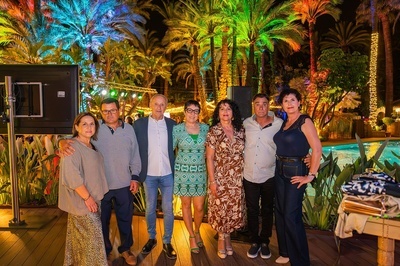 un grupo de hombres y mujeres posan para una foto - 