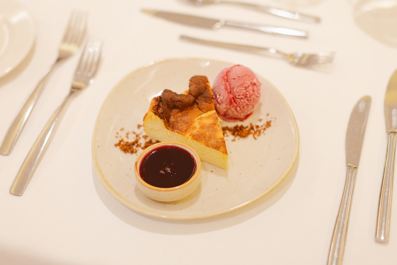 una sala de conferencias con mesas y sillas y una pantalla