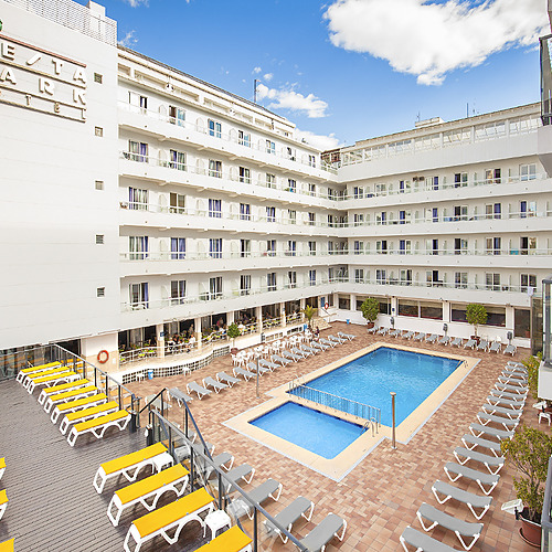Piscina e pátio do Port Hotels: Corporativa, com espreguiçadeiras e área de lounge.
