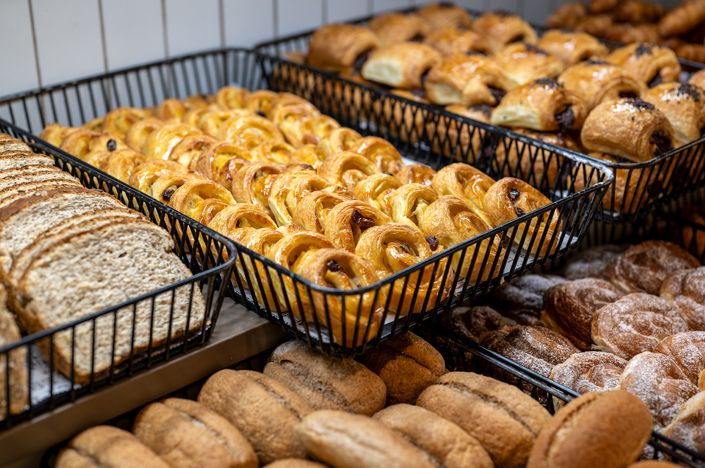 un montón de pan y pasteles en una panadería