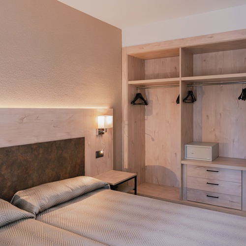 una habitación de hotel con una cama y un armario