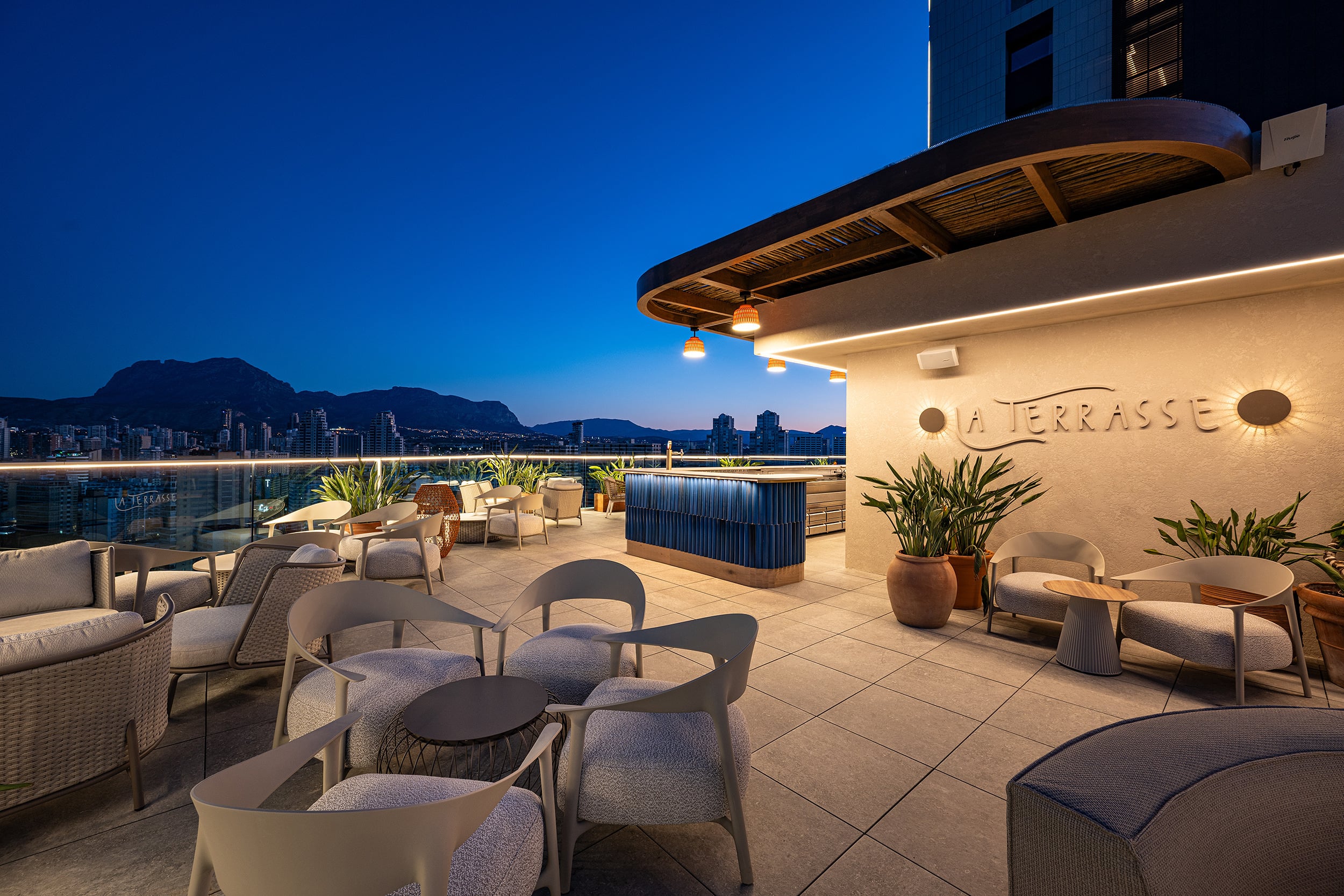 Terraza de hotel de lujo con vista panorámica, asientos cómodos y 'Port Hotels: Corporativa'.