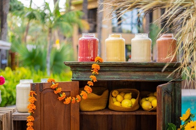 un armario de madera con cestas de limones y frascos de bebidas - 