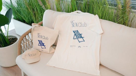 una camiseta blanca con la palabra sunclub en la parte superior