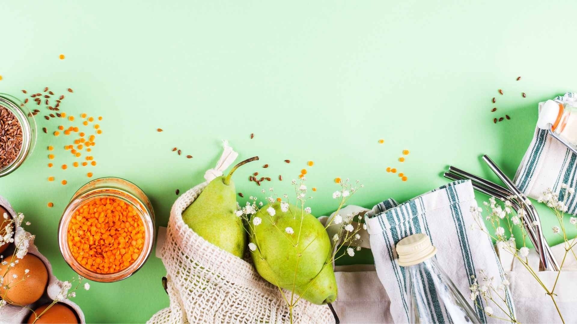 frutas y verduras en una bolsa de algodón sobre un fondo verde