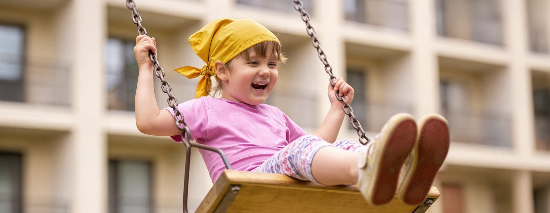 un hombre y una mujer están sentados en una silla con una copa de vino