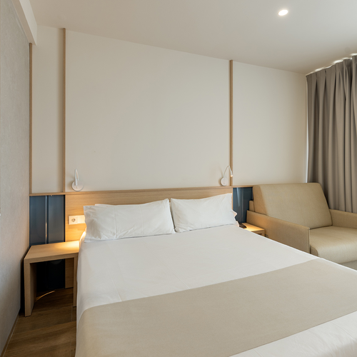 una habitación de hotel con una cama y una silla