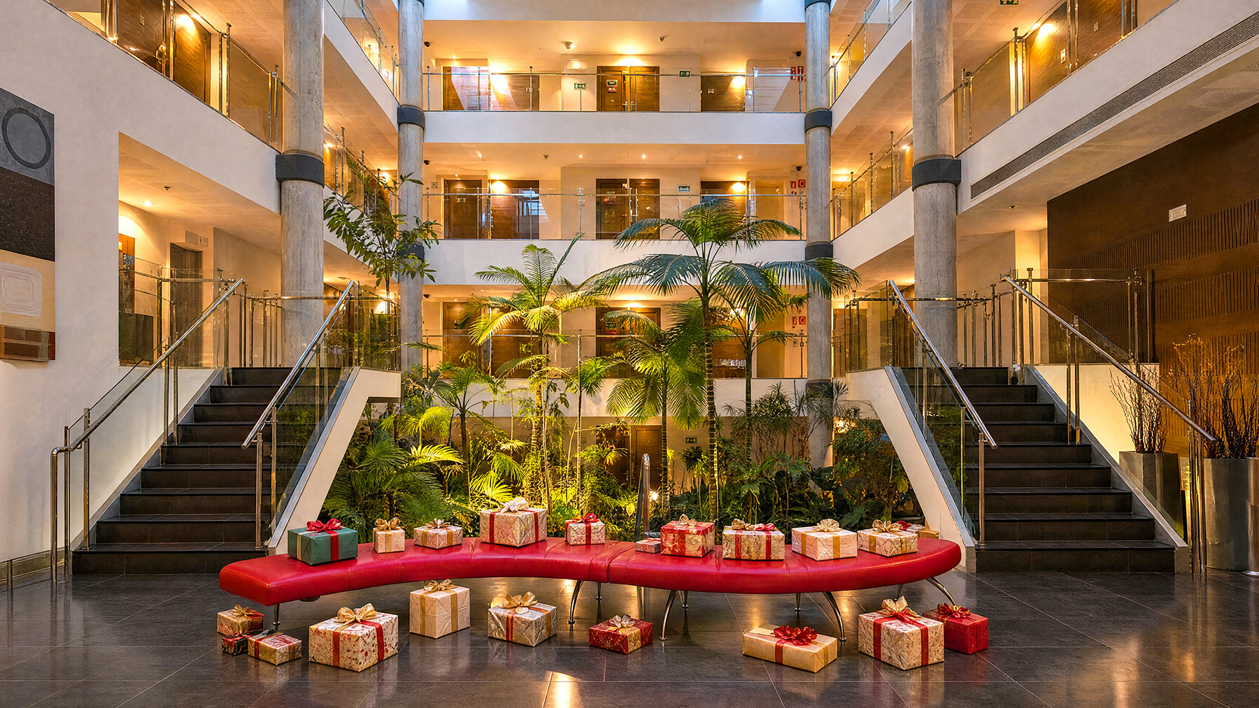 Mesa elegante en Port Hotels: Corporativa, lista para eventos y cenas.