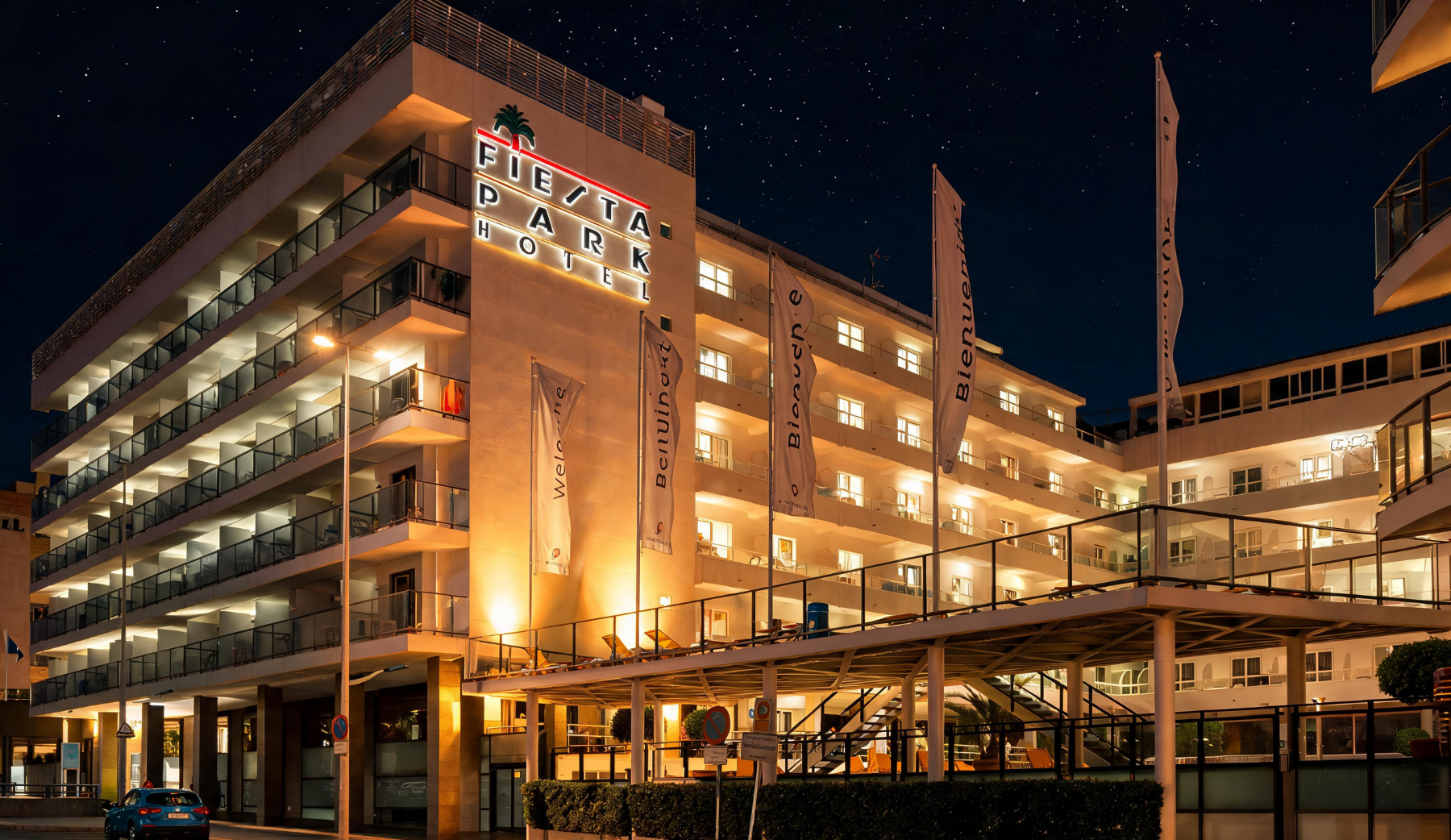 Port Hotels: Corporativa, mesa elegante com copos e pratos, pronta para eventos.