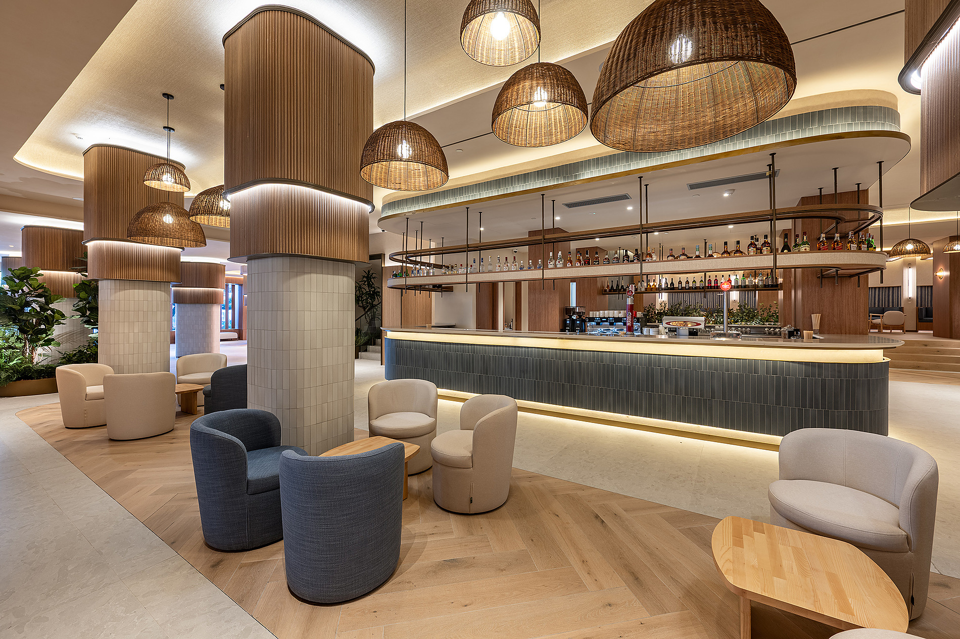 Port Benidorm Hotel & Spa | Alicante | Port Hotels | Web oficial: Bar y asientos modernos en un hotel.