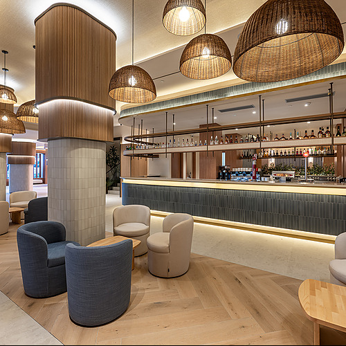 Comedor de hotel con asientos cómodos y barra de bar. Port Hotels: Corporativa