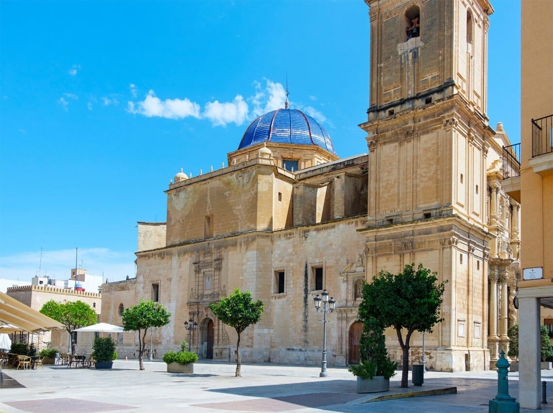 una iglesia con una cúpula azul en la parte superior