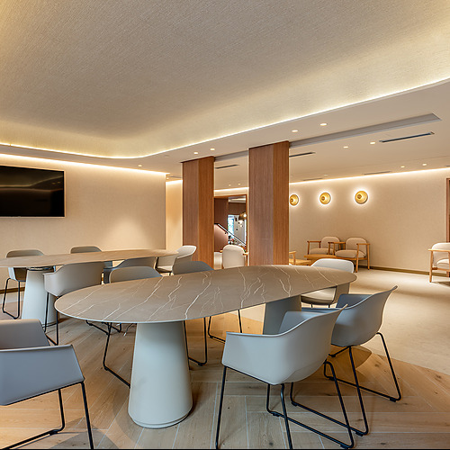 Comedor moderno con mesas ovales y sillas elegantes, ideal para Port Hotels: Corporativa y reuniones.