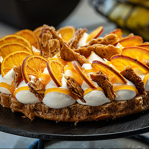 Pastel de naranja confitada y nata montada, postre gourmet en Port Hotels: Corporativa.