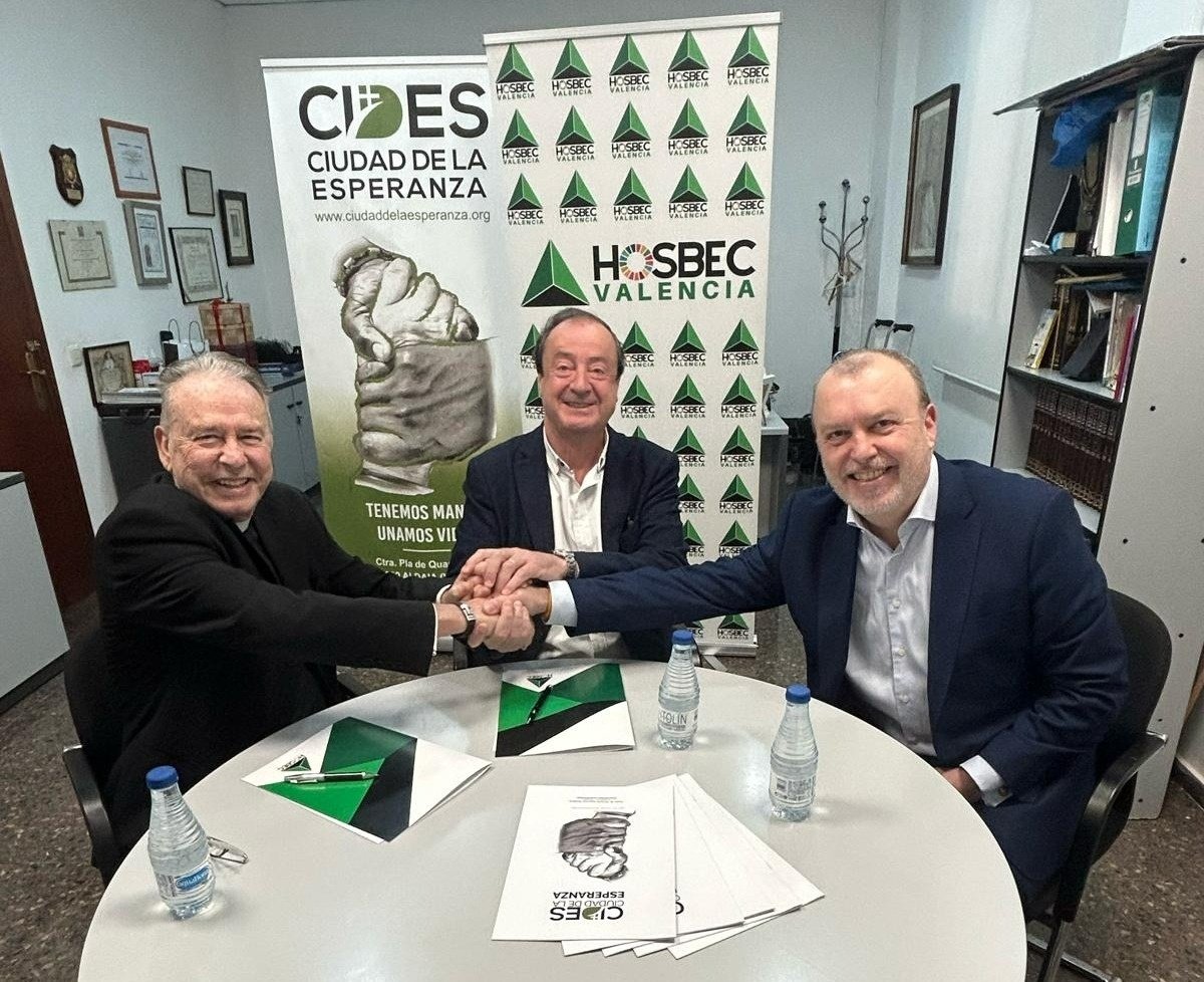 three men shaking hands in front of a sign that says hosbec valencia