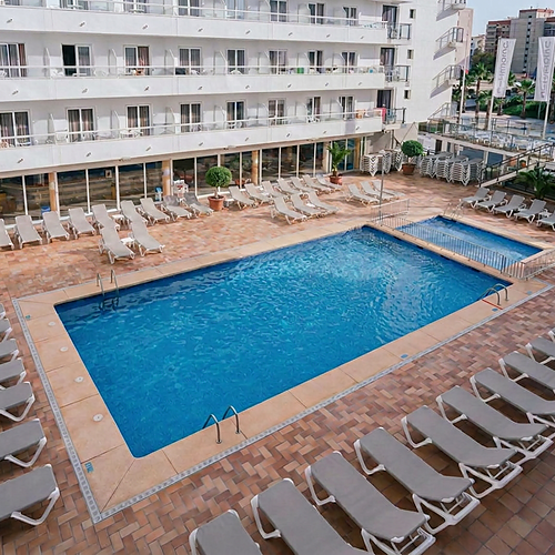 PiscinaPort Hotels: Corporativa com espreguiçadeiras num hotel moderno com varandas brancas.