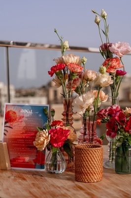 a table with flowers and a sign that says roche blossoms - 