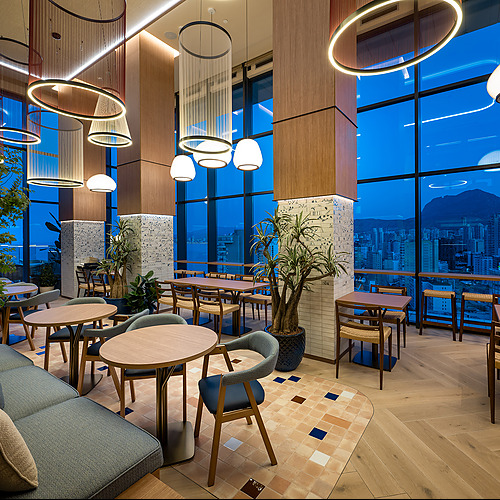 Port Hotels: Corporativa: Sofisticada sala de estar con vistas panorámicas de la ciudad y diseño moderno.