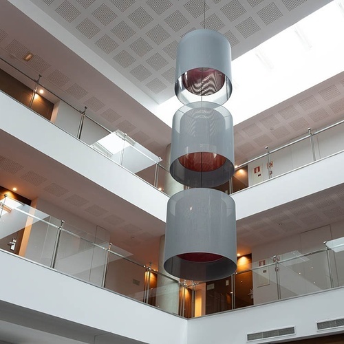 un edificio moderno con escaleras y una puerta de salida