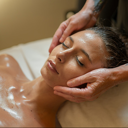 Masaje facial relajante en un entorno tranquilo. Port Hotels: Corporativa
