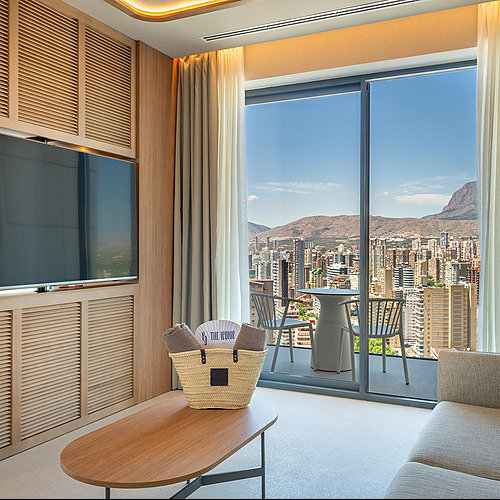 Habitación con vista panorámica a la ciudad, balcón y comodidades de lujo. Port Hotels: Corporativa