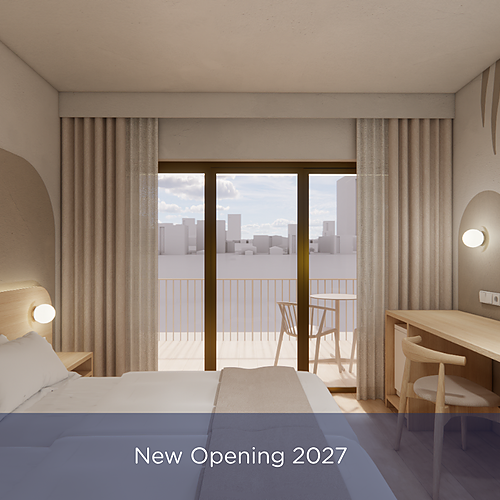 Modern hotel room with balcony view and a 'Port Hotels: Corporativa' announcement.