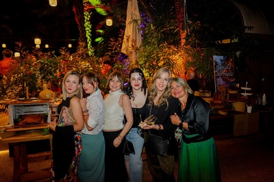 un grupo de mujeres posando para una foto en un restaurante - 