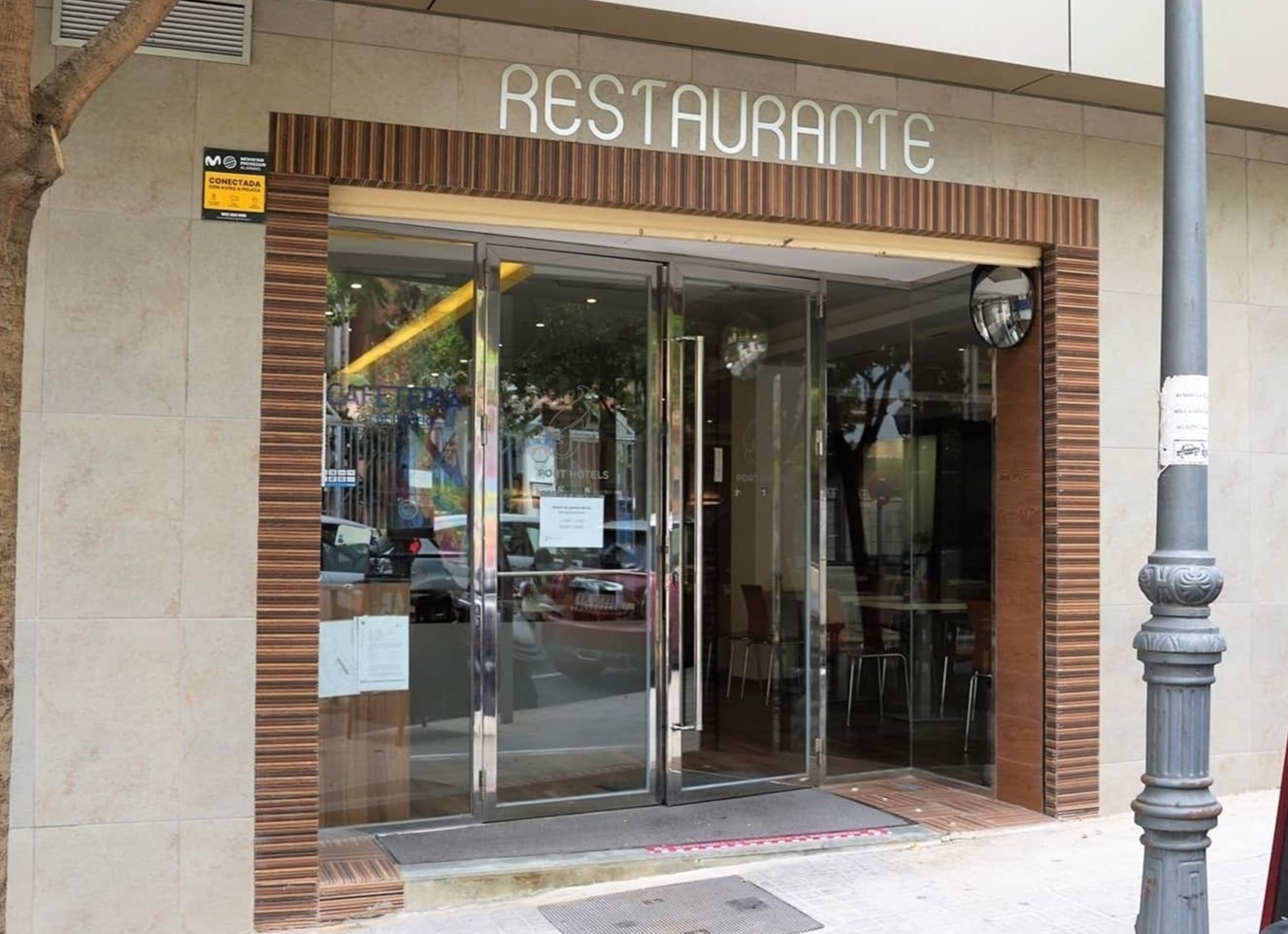a restaurant with a sign that says restaurante on it