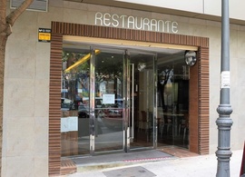 una puerta de vidrio con la palabra restaurante encima