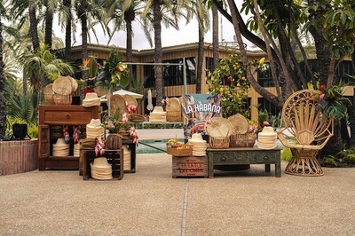 a sign that says la habana is on a table - 