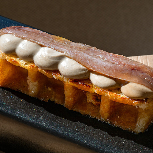 Tosta con crema y anchoa, perfecta para un aperitivo Port Hotels: Corporativa de lujo.