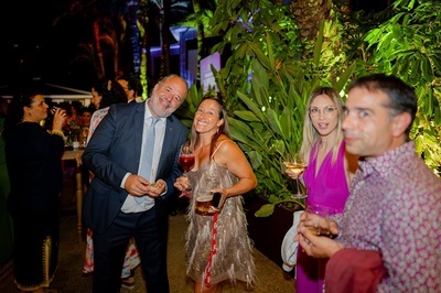 un grupo de personas posando para una foto en una fiesta - 