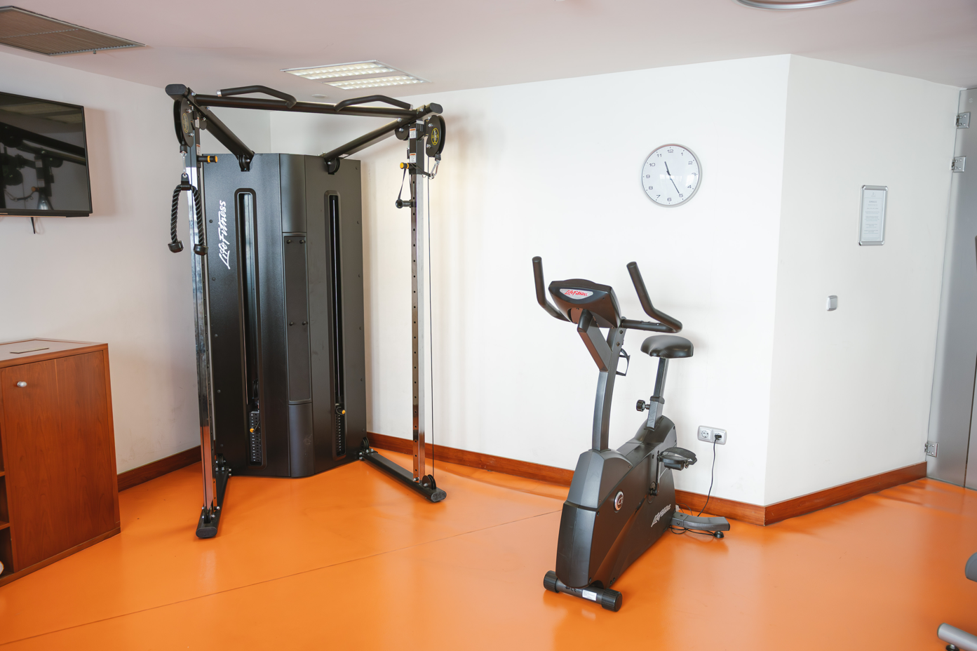 un gimnasio con una pantalla que dice life fitness