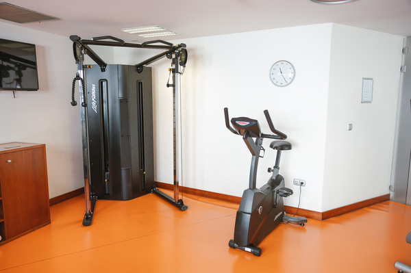 un gimnasio con una pantalla que dice life fitness