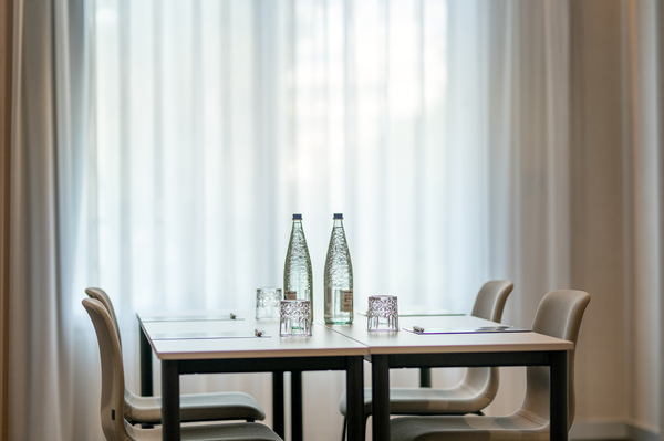 una sala de conferencias con mesas y sillas y una pantalla que dice port hotels